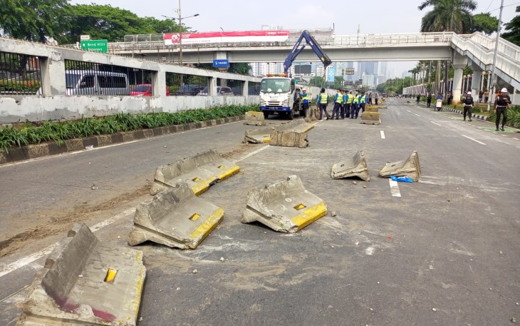 Massa Aksi Rusak Pagar Kawat DPR dan Robohkan Separator Busway