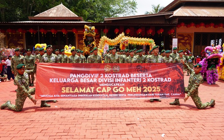 Kasdivif 2 Kostrad Brigjen TNI Riyanto, S.I.P.  mewakili Pangdivif 2 Kostrad  menghadiri Festival Cap Gomeh 2025 bertempat di Pesarean Gunung Kawi Kec. Wonosari Kab. Malang, Minggu (16/02/2025)