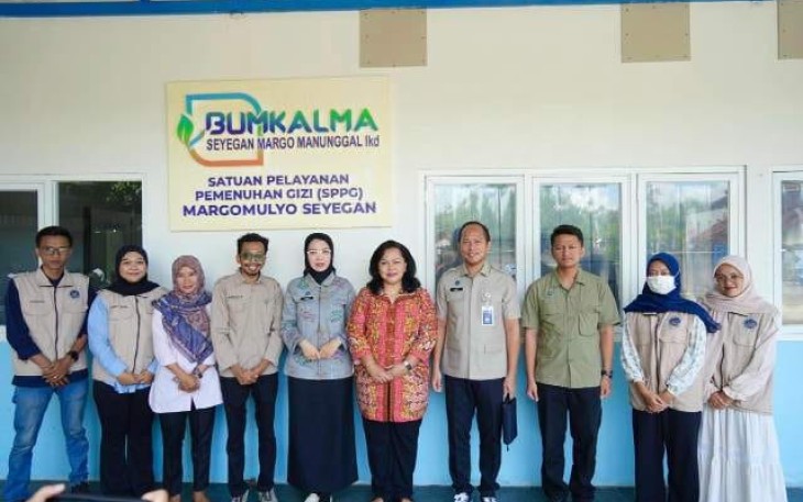 Kepala Biro Hukum dan Humas BGN, Khairul Hidayati saat kunjungan ke Satuan Pelayanan Pemenuhan Gizi (SPPG) Margomulyo Seyegan, Sleman, Daerah Istimewa Yogyakarta (DIY), Jumat (5/12)