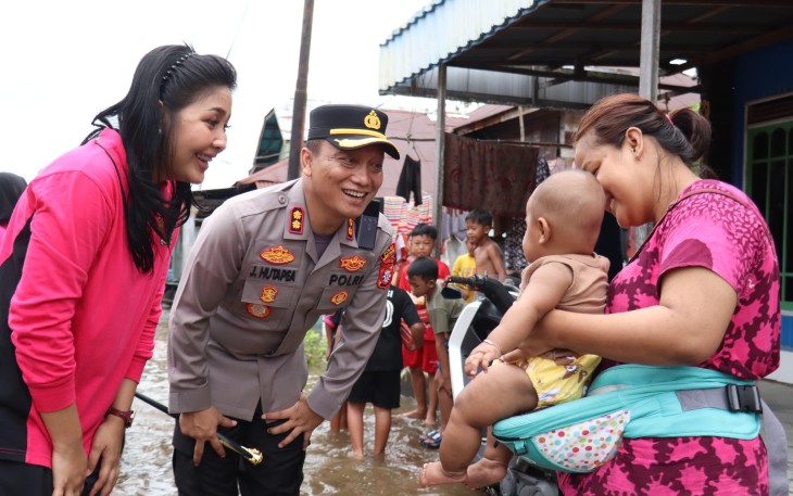 Kapolres Barsel AKBP Jecson R. Hutapea, S.I.K., M.H. bersama Ketua Bhayangkari Cabang Barsel Ny. Iryanti Jecson memberikan Bantuan Sosial (Bansos) kepada masyarakat yang terdampak, Selasa (22/4/2025) 