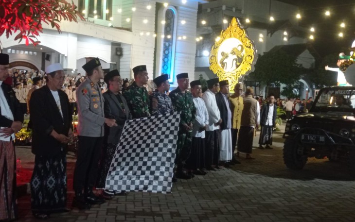 Bersama Para Santri Kasdim 0801/Pacitan Ikuti Takbir Keliling