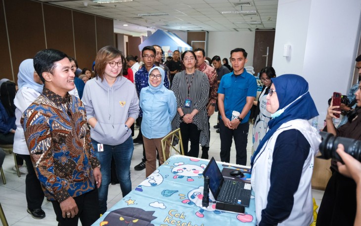 Wakil Menteri Ekonomi Kreatif, Irene Umar, bersama Wakil Menteri Kesehatan Dante Saksono Harbuwono, meninjau Cek Kesehatan Gratis (CKG) yang berlangsung di Ballroom Chubb Square, Thamrin Nine, Jakarta, Rabu (3/12//2025).