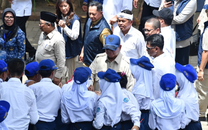 Kementerian Pendidikan Dasar dan Menengah menegaskan komitmennya mempercepat digitalisasi pembelajaran di seluruh Indonesia, sejalan dengan peluncuran Program Digitalisasi Pembelajaran untuk Indonesia Cerdas yang turut dihadiri Wakil Ketua Komisi X DPR RI, Maria Yohana Esti Wijayati dan Gubernur Jawa Barat, Dedy Mulyadi di SMPN 4 Kota Bekasi