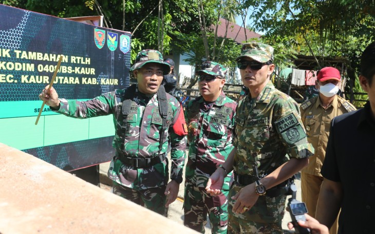 Kasiter Korem 041/Gamas (tengah) saat Tinjau RTLH TMMD Ke-124 Kodim 0408/BS