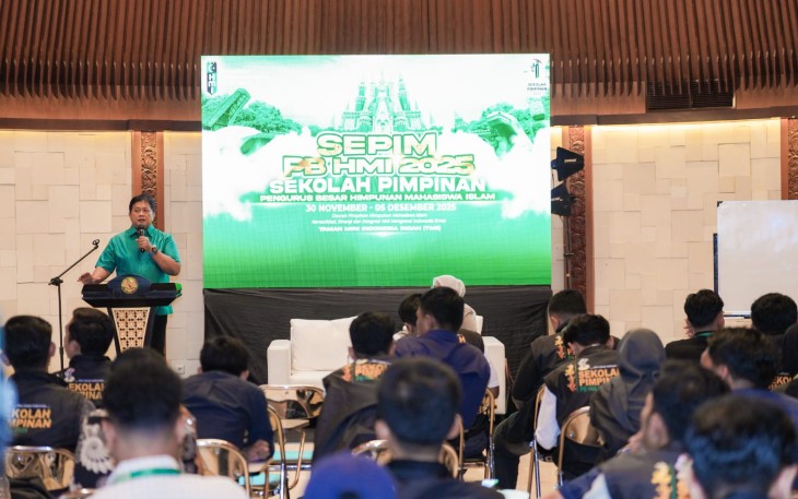 Wakil Menteri Transmigrasi Viva Yoga Mauladi di hadapan para Ketua Umum Cabang dan Ketua Badko HMI yang hadir dalam Sekolah Pimpinan PBHMI 2025, TMII, Jakarta, Selasa (3/12)