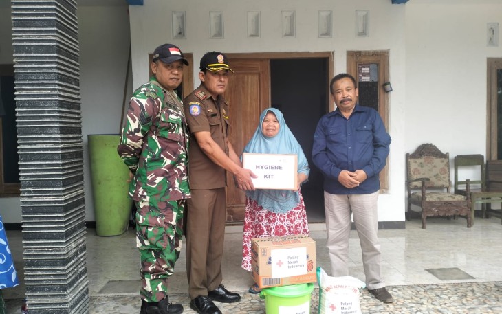 Anggota Koramil 17 Pulung saat Ikut Pendampingan Terhadap Warga yang Terima Bantuan Akibat Tanah Longsor