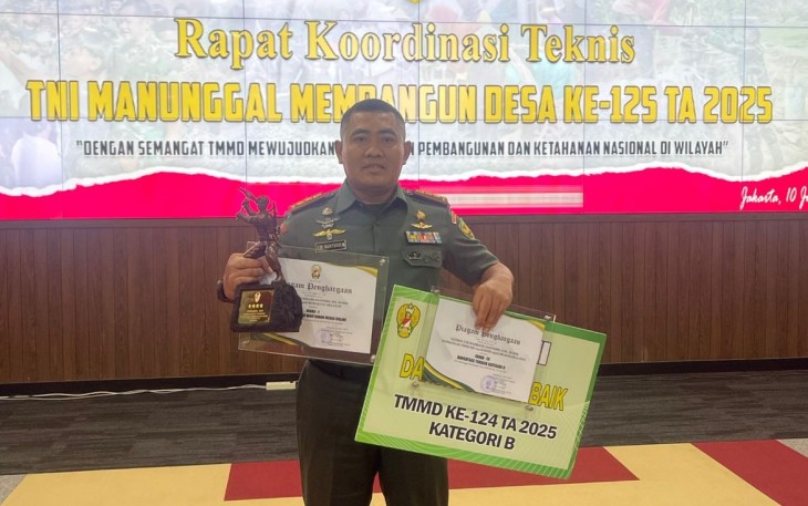 Dandim 0408/BS Letnan Kolonel Czi Bambang Santoso,S.H., M.SDS saat menerima piagam penghargaan dan piala.