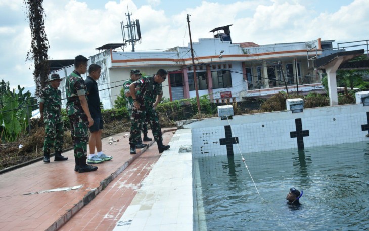 Kasdam XIII Merdeka bersama Danrem 131/Stg saat meninjau langsung pembersihan kolam renang Koni Manado