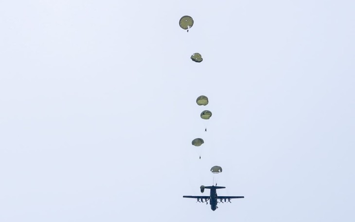 Ratusan Peterjun Kostrad Hiasi Langit Kota Timah Babel