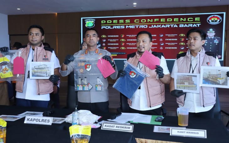 Kapolres Metro Jakarta Barat Kombes Pol Twedi Aditya Bennyahdi Saat Melakukan Konferensi Pers 