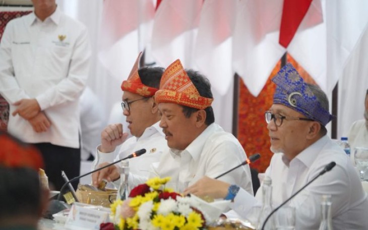 Menteri Kelautan dan Perikanan Sakti Wahyu Trenggono dalam rapat koordinasi bidang pangan di Palembang, Sumatera Selatan, Senin (13/1). 