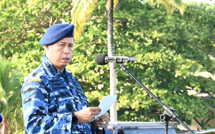 Komandan Lanud RSA Natuna, Kolonel Pnb I Ketut Adiyasa Ambara, memimpin langsung upacara bendera 17-an