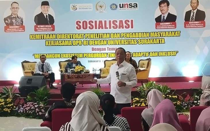 Anggota Komisi X DPR RI, Juliyatmono, saat menjadi pembicara dalam sosialisasi bertema “Membangun Ekosistem Perguruan Tinggi yang Adaptif dan Inklusif” di Aula Kampus Universitas Surakarta (UNSA), Senin (22/12/2025)