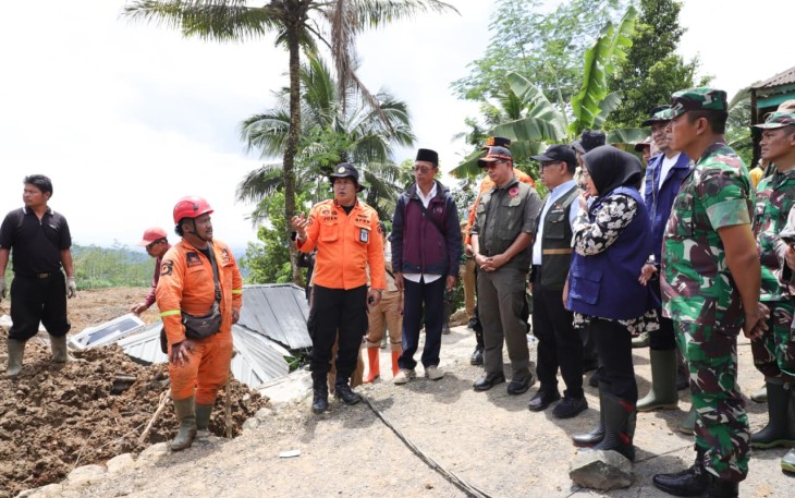 Kepala Badan Nasional Penanggulangan Bencana (BNPB) Letjen TNI Dr. Suharyanto, S.Sos., M.M. meninjau lokasi tanah longsor yang melanda Dusun Situkung, Desa Pandanarum, Kecamatan Pandanarum, Kabupaten Banjarnegara, Jawa Tengah, pada Selasa (18/11)