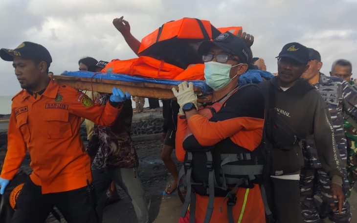 TNI AL Evakuasi Penumpang KMP Tunu Pratama Jaya yang Tenggelam di Selat Bali 