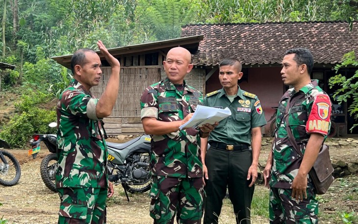 Kasiren Korem 081/DSJ Letkol Arm Musani saat melakukan peninjauan di Pucanglaban, Rabu (22/1/2025).