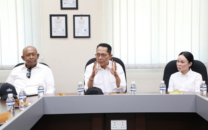 Wali Kota Batam, Amsakar Achmad, bersama Wakil Wali Kota, Li Claudia Chandra, saat melakukan inspeksi mendadak (sidak) ke PT. ASL Shipyard Indonesia, Kamis (16/10/2025). 