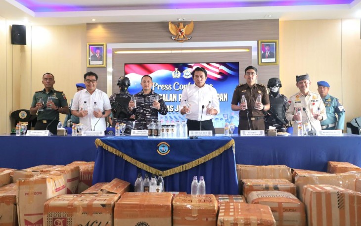 TNI AL Gagalkan Penyelundupan Ribuan Botol Arak Ilegal di Pelabuhan ASDP Ketapang 