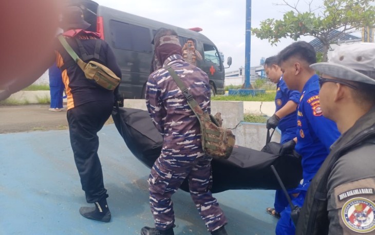 TNI AL Bersama TIM SAR Gabungan Evakuasi Mayat Tanpa Identitas di Perairan Suralaya Banten 