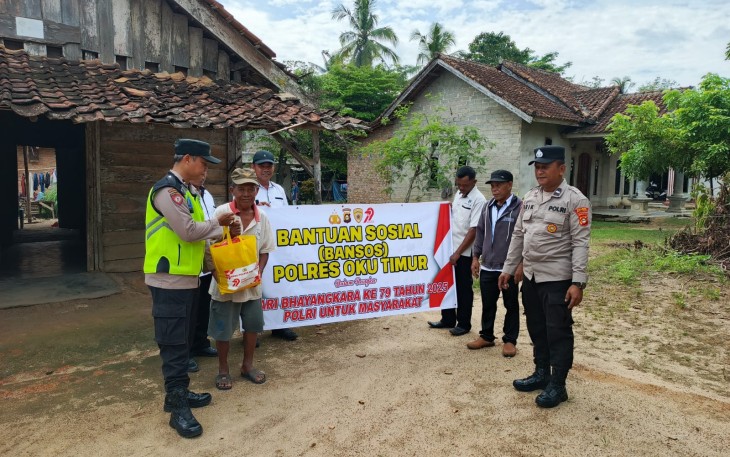 Polsek Belitang III Salurkan Bansos Kepada Masyarakat