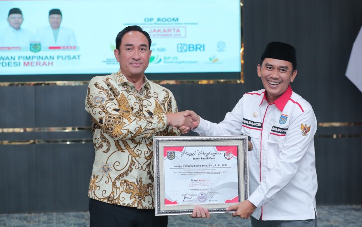 Kepala BNN RI, Suyudi Ario Seto, menerima penghargaan sebagai Tokoh Peduli Desa dari Asosiasi Pemerintah Desa Seluruh Indonesia (APDESI) Merah Putih yang diberikan dalam rangkaian acara Pelantikan Pengurus APDESI Merah Putih serta Deklarasi Desa Bersinar, Selasa (25/11)