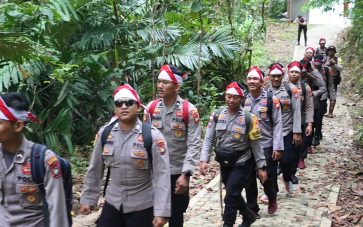 Polres Natuna Kibarkan Merah Putih di Gunung Ranai di Puncak Mutiara Ujung Utara
