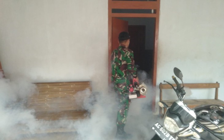 Babinsa dan Bhabinkamtibmas saat Gelar Fogging di Trenggalek
