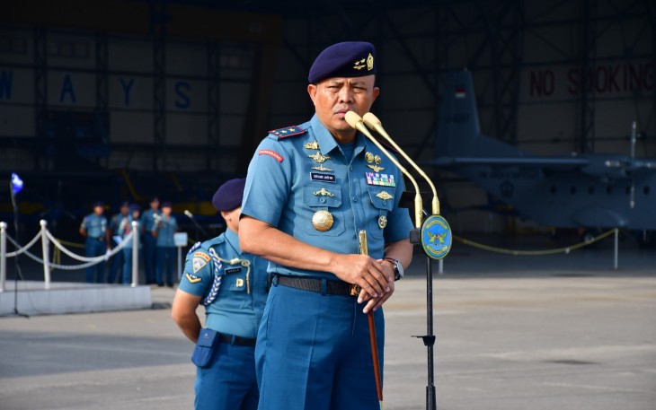 Danpuspenerbal, Laksda TNl Sisyani Jaffar dihadapan ribuan personelnya, saat mengambil Apel Gabungan Satuan Jajaran Penerbangan TNL AL Wilayah Surabaya yang digelar di Apron Lanudal Juanda, Senin (6/1/2025).