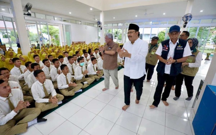 Mensos Saifullah Yusuf atau Gus Ipul saat berdialog dengan siswa siswi di SMA CT Arsa, di Kabupaten Sukoharjo, Sabtu (18/1/2025).