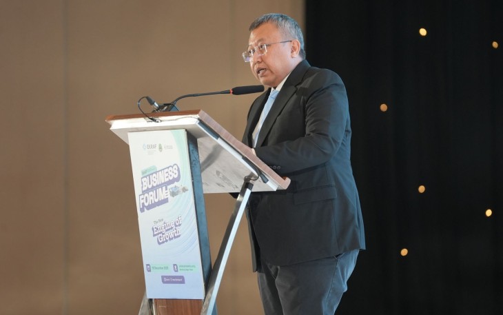 Deputi Bidang Kreativitas Digital dan Teknologi, Neil El Himam, menyampaikan sambutan dalam program Sinergi Inkubasi Akselerasi dan Penguatan (SIAP) Business Forum yang digelar di Intercontinental Hotel, Bandung, Senin (15/12/2025)