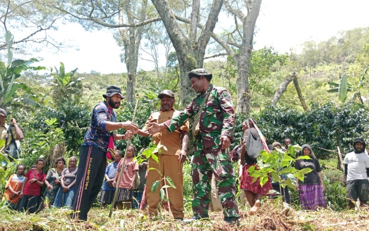 Koramil 1715-02/Kiwirok Bersama Masyarakat Laksanakan Penanaman Pohon Kopi