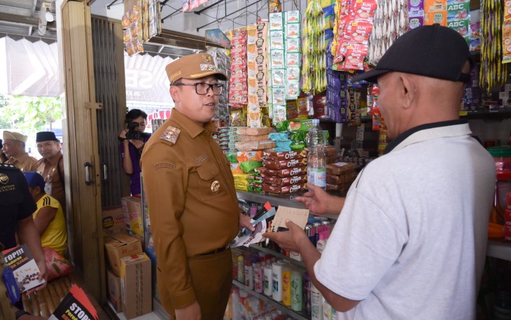 Wakil Bupati Karanganyar Adhe Eliana sedang menemui salah satu pedagang di kios kelontong, Pasar Nglano, Kecamatan Tasikmadu, Senin (24/2/2025)