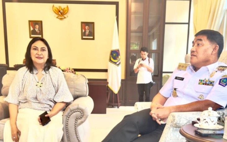 Foto Gubernur Sulut, Mayjen TNI Yulius Selvanus Bersama Istri saat berada di Rusia yang terletak di kelurahan Bumi Beringin Manado