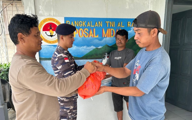Danposal Midai Perintahkan Anggota Kawal Kelompok Kapal Cumi Saat Bagikan Sembako 
