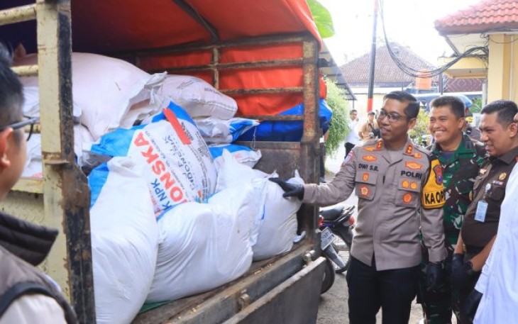 Kapolres Ngawi AKBP Dwi Sumrahadi dengan truck bermuatan 3 ton pupuk bersubsidi, Sabtu (5/4)