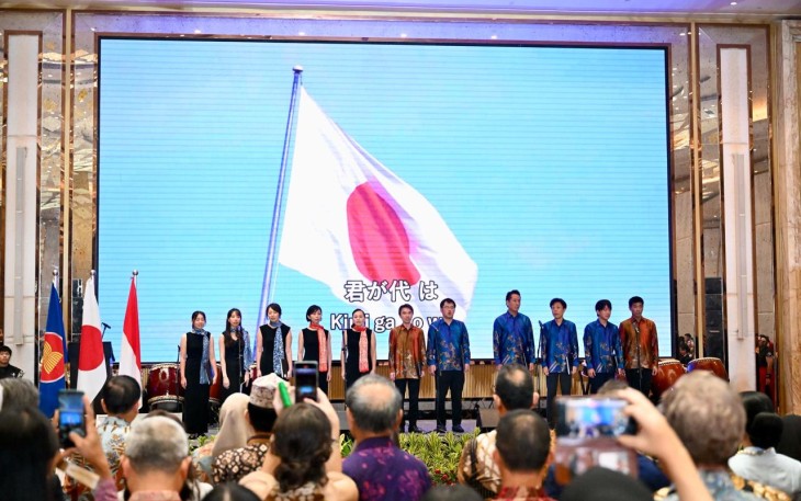 Menteri Transmigrasi M. Iftitah Sulaiman Suryanagara saat menghadiri Perayaan Ulang Tahun ke-65 Kaisar Jepang Naruhito di Jakarta (20/2)