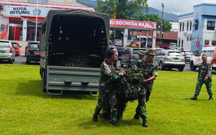 Personel Kodim 1310/Bitung saat melaksanakan Berbagai persiapan penutupan TMMD