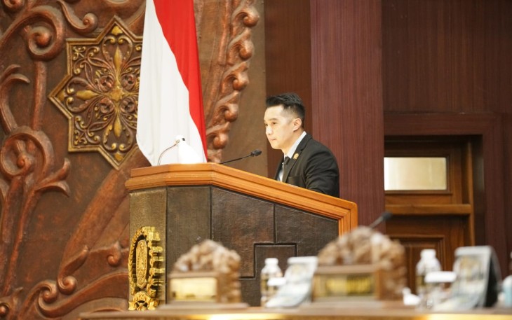 Juru bicara Banggar DPRD Jatim, Erick Komala, saat rapat paripurna, Rabu (12/11/25).