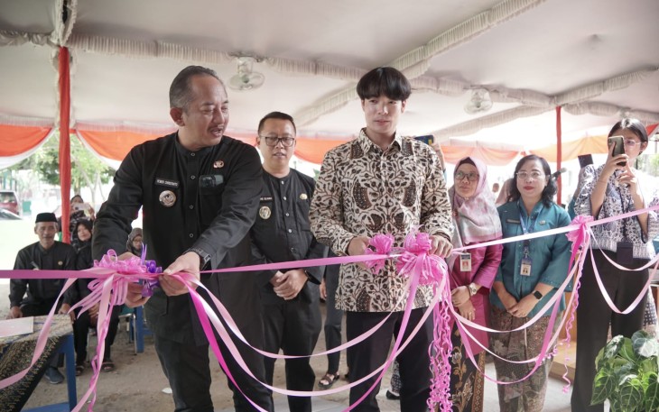 Bupati Karanganyar Rober Christanto didampingi Wakil Bupati Karanganyar Adhe Eliana, meresmikan Gedung Rumah Bersalin Puskesmas II Kebakkramat, Kamis (15/5/202)