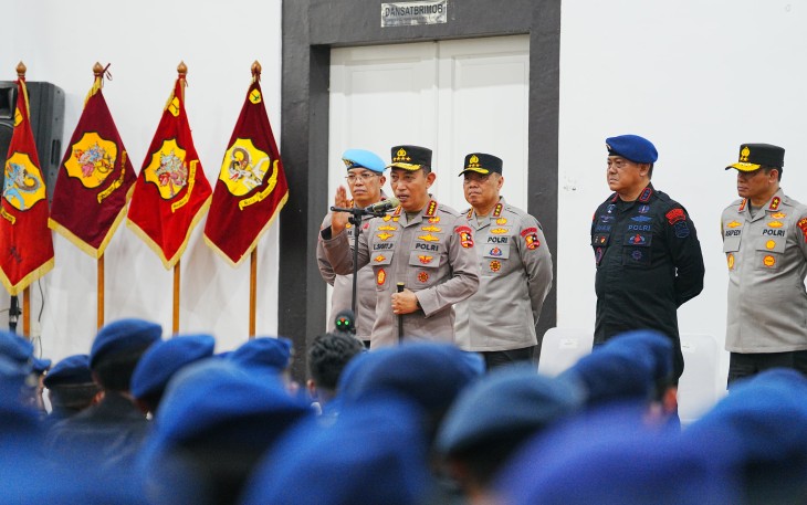 Kapolri Jenderal Listyo Sigit Prabowo saat melakukan kunjungan ke Markas Komando (Mako) Satuan Brimob Polda Metro Jaya, Kwitang, Jakarta, Senin (1/09/2025).