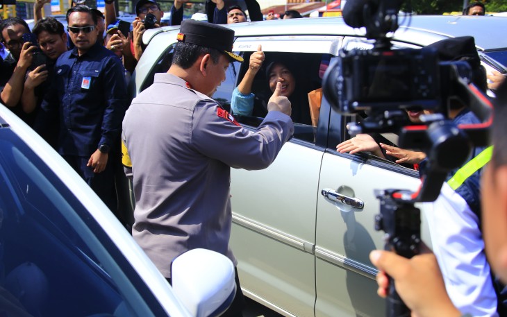 Kapolri Jenderal Pol. Listyo Sigit Prabowo saat  Sapa dan Beri Bingkisan ke Pemudik di Tol Kalikangkung.