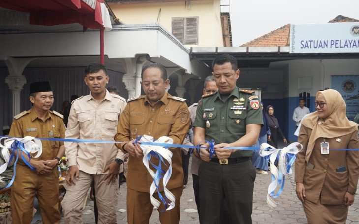 Bupati Rober Christanto dan Dandim 0727/Karanganyar Letkol Kav Dhanang Prasetyo Kurniawan memotong pita tanda peresmian dapur SPPG Yayasan Melati Santina Utama, di Desa Dayu, Kecamatan Gondangrejo, Senin (14/4/2024)