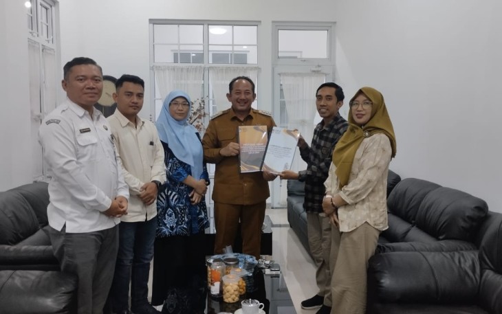 Penyerahan sisa dana hibah Pilkada 2024 secara simbolis oleh Ketua KPU Karanganyar Daryono kepada Bupati Rober Christanto