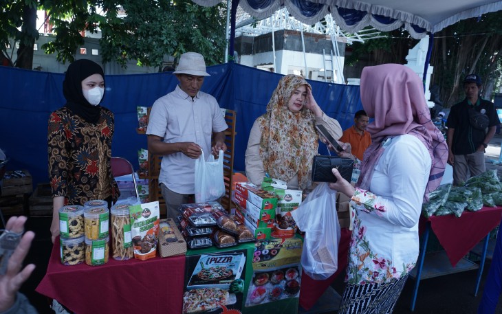 Warga mengunjungi salah satu stand kuliner dalam bazar Gerakan Pangan Murah (GPM), di halaman Rumah Dinas Bupati Karanganyar, Rabu (20/3/2025)