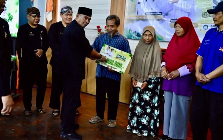Kepala Desa Berjo, Dwi Haryanto, menyerahkan THR secara simbolis kepada sejumlah warga dalam kegiatan bertajuk Semua Bisa Sejahtera, di balai desa setempat, Kamis (20/3/2025)