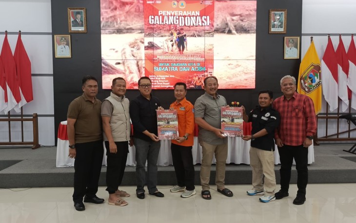 Penyerahan secara simbolis hasil galang donasi untuk korban bencana Sumatra dan Aceh oleh perwakilan relawan dan komunitas kepada Bupati dan Wakil Bupati Karanganyar, Rober Christanto dan Adhe Eliana, di Rumah Dinas Bupati Karanganyar, Jumat (19/12/2025) malam.