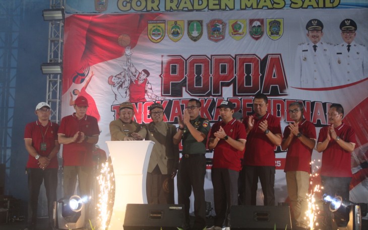 Acara pembukaan Popda Karesidenan Surakarta, di Gelanggang Olah Raga (GOR) Raden Mas Said Karanganyar, Senin (21/4/2025)