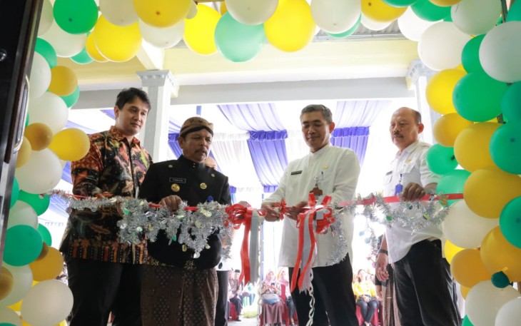 Sekda Karanganyar Timotius Suryadi meresmikan bangunan baru Kantor Balai Desa Pablengan, Kecamatan Matesih, Jum'at (28/02)