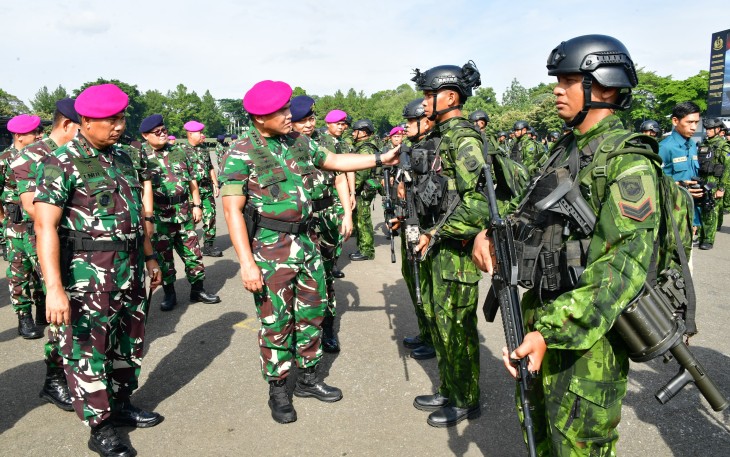 Kepala Staf Angkatan Laut (Kasal) Laksamana TNI Dr. Muhammad Ali saat memimpin Upacara Riksiapops Satgas Pamtas RI-PNG Mobile Yonif 1 Mar, Satgas Koops TNI, dan Satgas Banmin tahun 2025 bertempat di Lapangan Marinir Cilandak. Kamis (13/2).