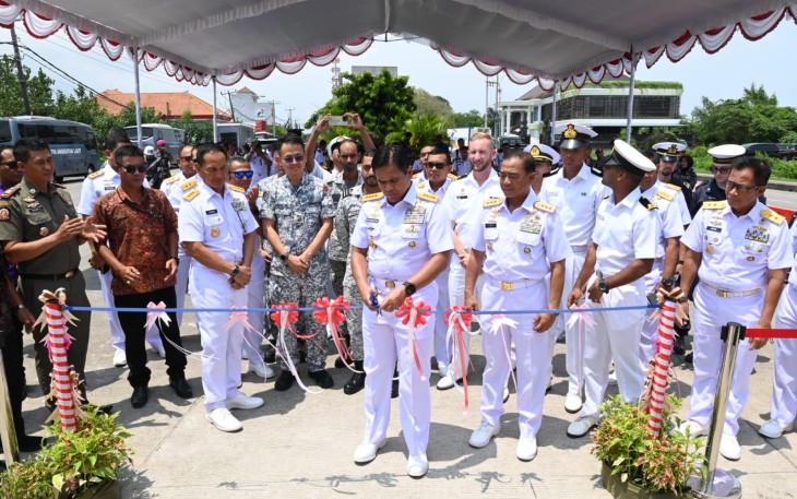 Kepala Staf Angkatan Laut (Kasal) Laksamana TNI Dr. Muhammad Ali di hadapan delegasi Angkatan Laut negara sahabat melaksanakan prosesi gunting pita peresmian Monumen Multilateral Naval Exercise Komodo (MNEK) 2025 sebagai simbol kerja sama maritim internasional dan komitmen terhadap perdamaian dunia bertempat di Jalan raya pelabuhan Benoa, Denpasar, Bali, Selasa (18/02)